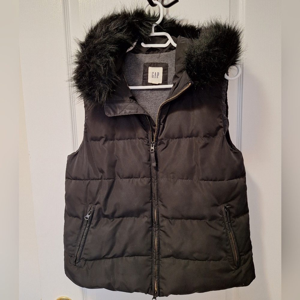Women's Gap Puffer Vest Hoodie with Removable Faux Fur Hood Trim PrimaLoft